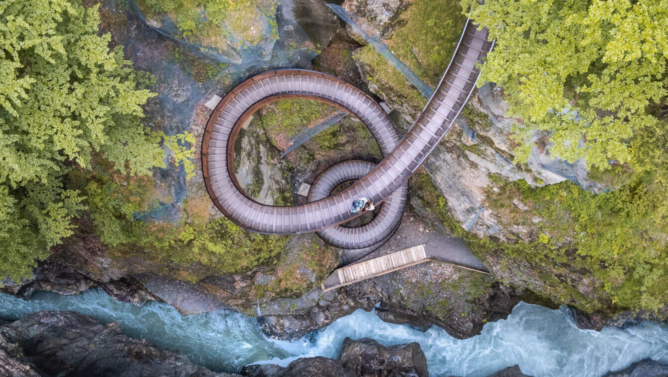 Blick von oben auf die Wendeltreppe Helix in der Liechtensteinklamm in St. Johann in Salzburg