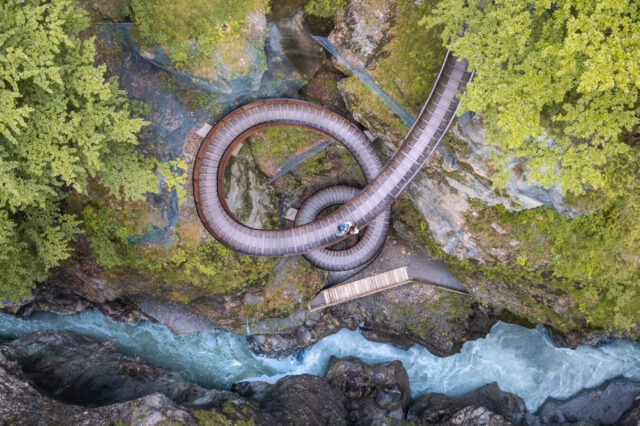 Blick von oben auf die Wendeltreppe Helix in der Liechtensteinklamm in St. Johann in Salzburg