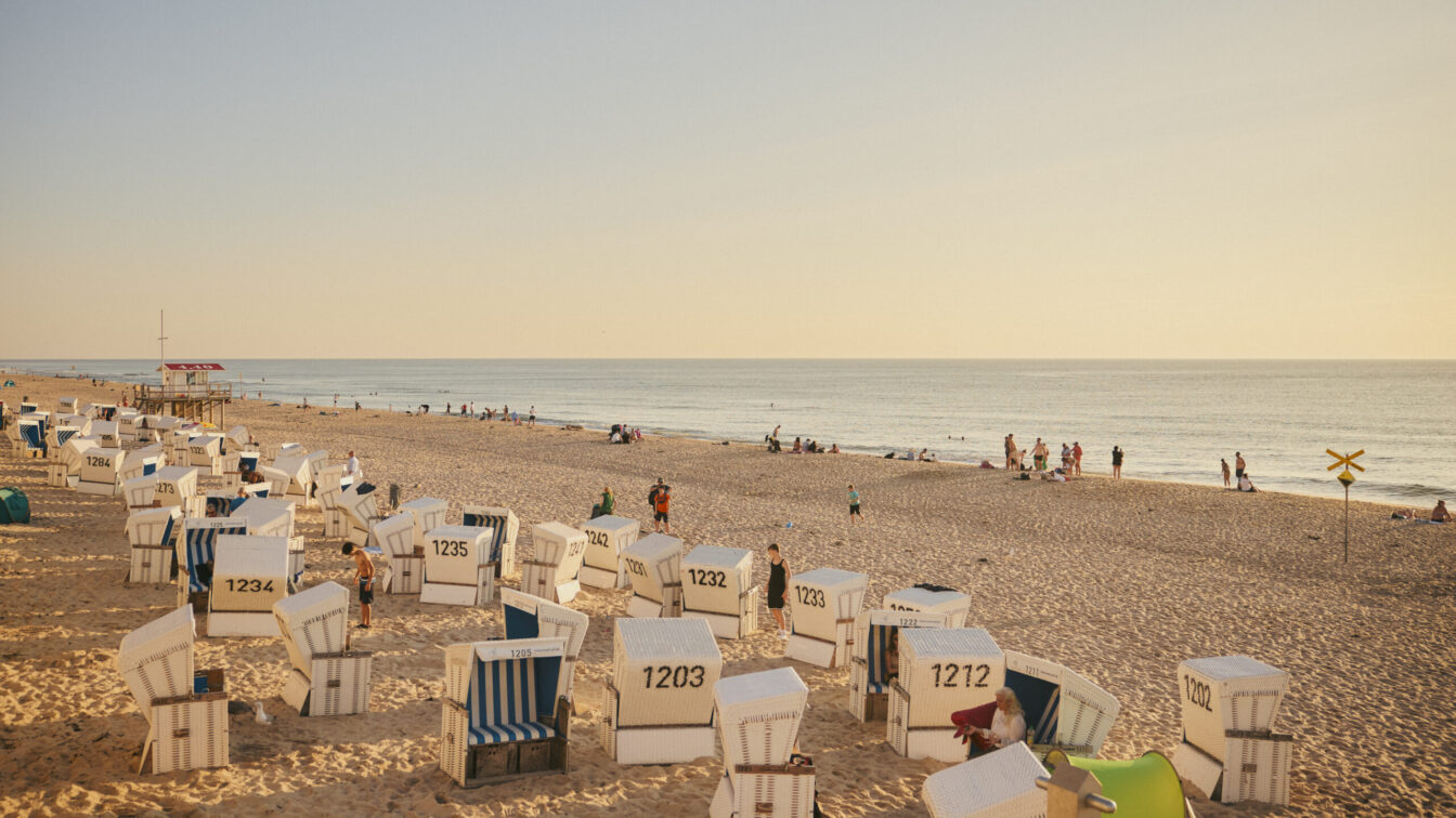 Sommerabend auf Sylt am Strand mit Menschen und Strandkörben