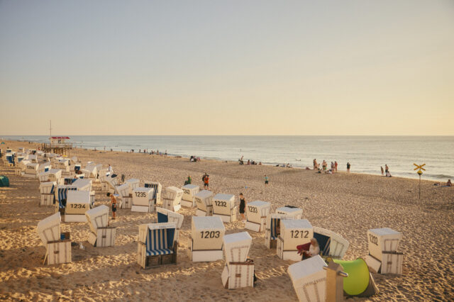 Sommerabend auf Sylt am Strand mit Menschen und Strandkörben