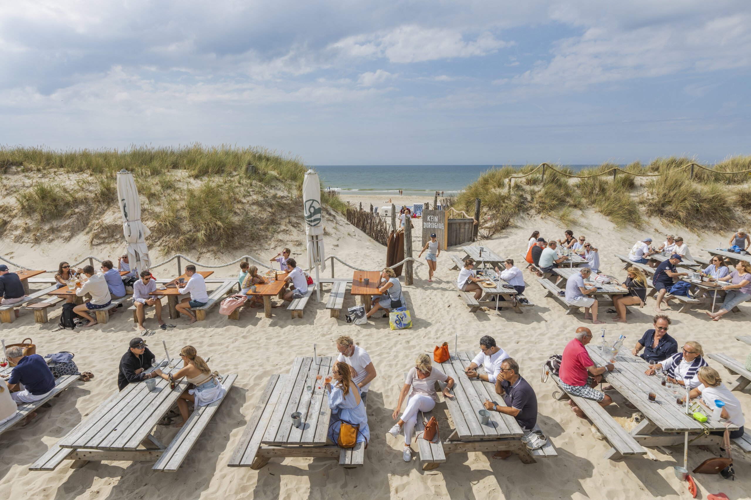 Menschen in den Dünen am Meer beim Essen