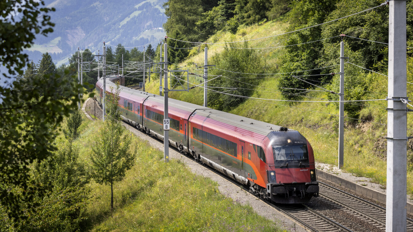 ÖBB Railjet in österreichischer Naturlandschaft