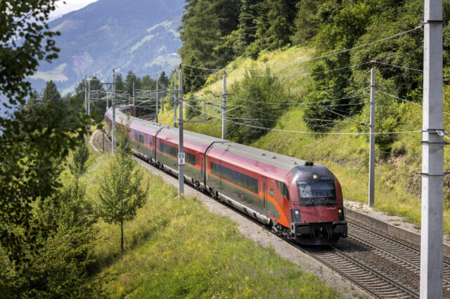 ÖBB Railjet in österreichischer Naturlandschaft
