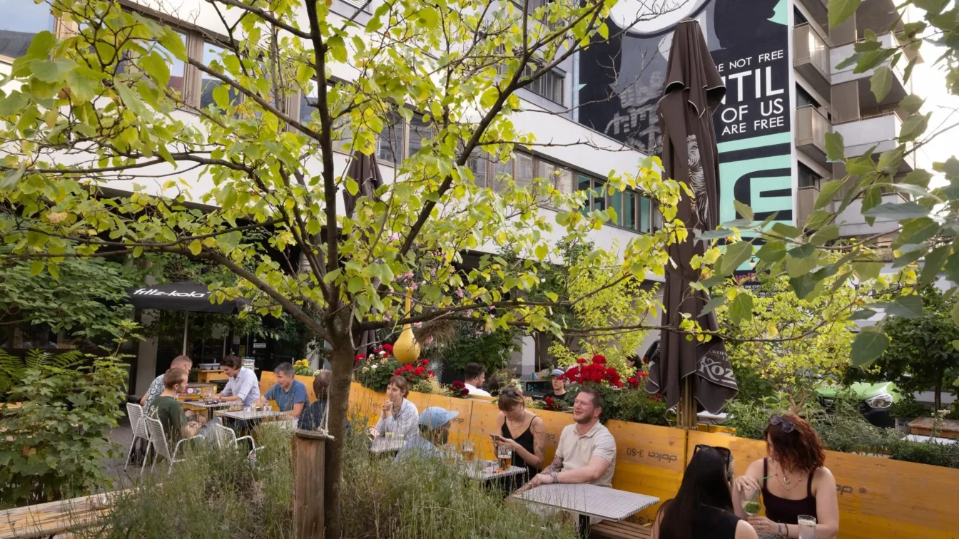 Menschen sitzen im Gastgarten des Lokals WerkzeugH in Wien