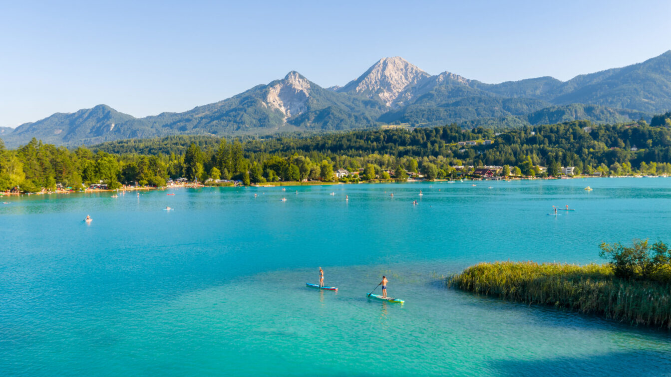 Stand-up-Paddler am Faaker See im Sommer