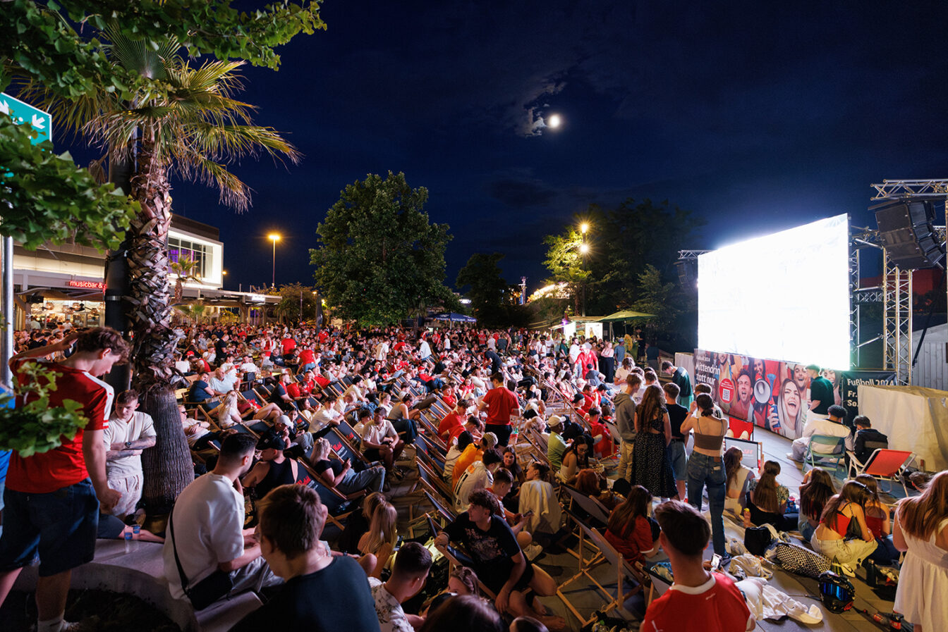 Männer Fußball WM Public Viewing in Wien: Westfield Shopping City Süd