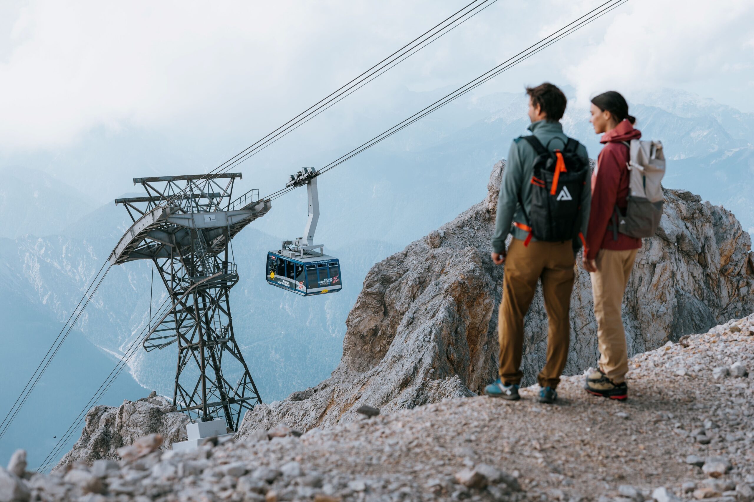 Mit der Eröffnung der „Österreichischen Zugspitzbahn“ im Jahr 1926, aus der 1958 die „Tiroler Zugspitzbahn“ wurde, begann als zweite Seilbahn Österreichs und erste Nordtirols die Geschichte des modernen Seilbahnbaus in den Alpen. Was damals eine technische Pionierleistung war, ist heute ein zentraler Impulsgeber für Tourismus und Wirtschaft.