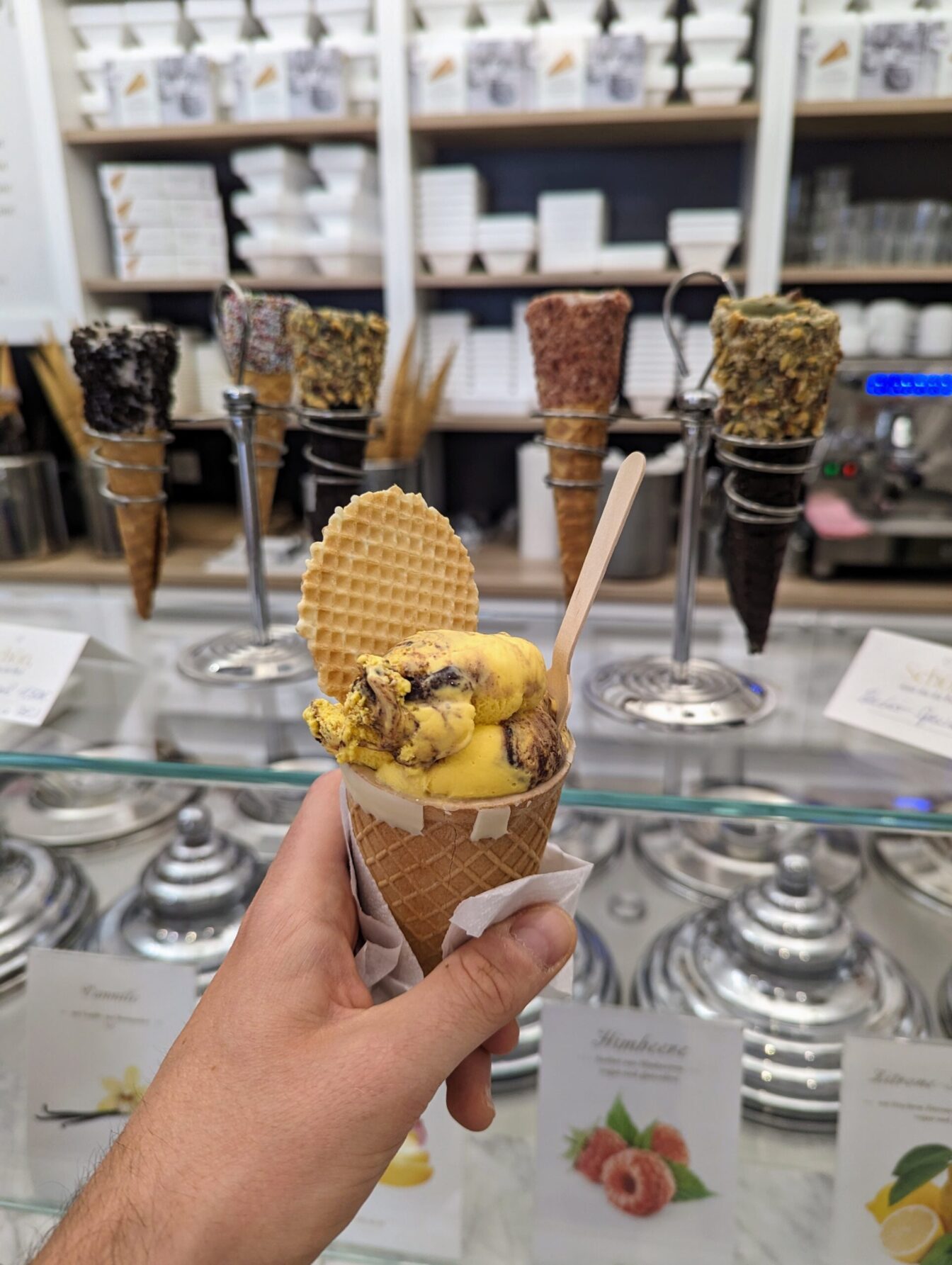 eine Portion Eis im Stanitzel im Eissalon Gefrorenes in Wien