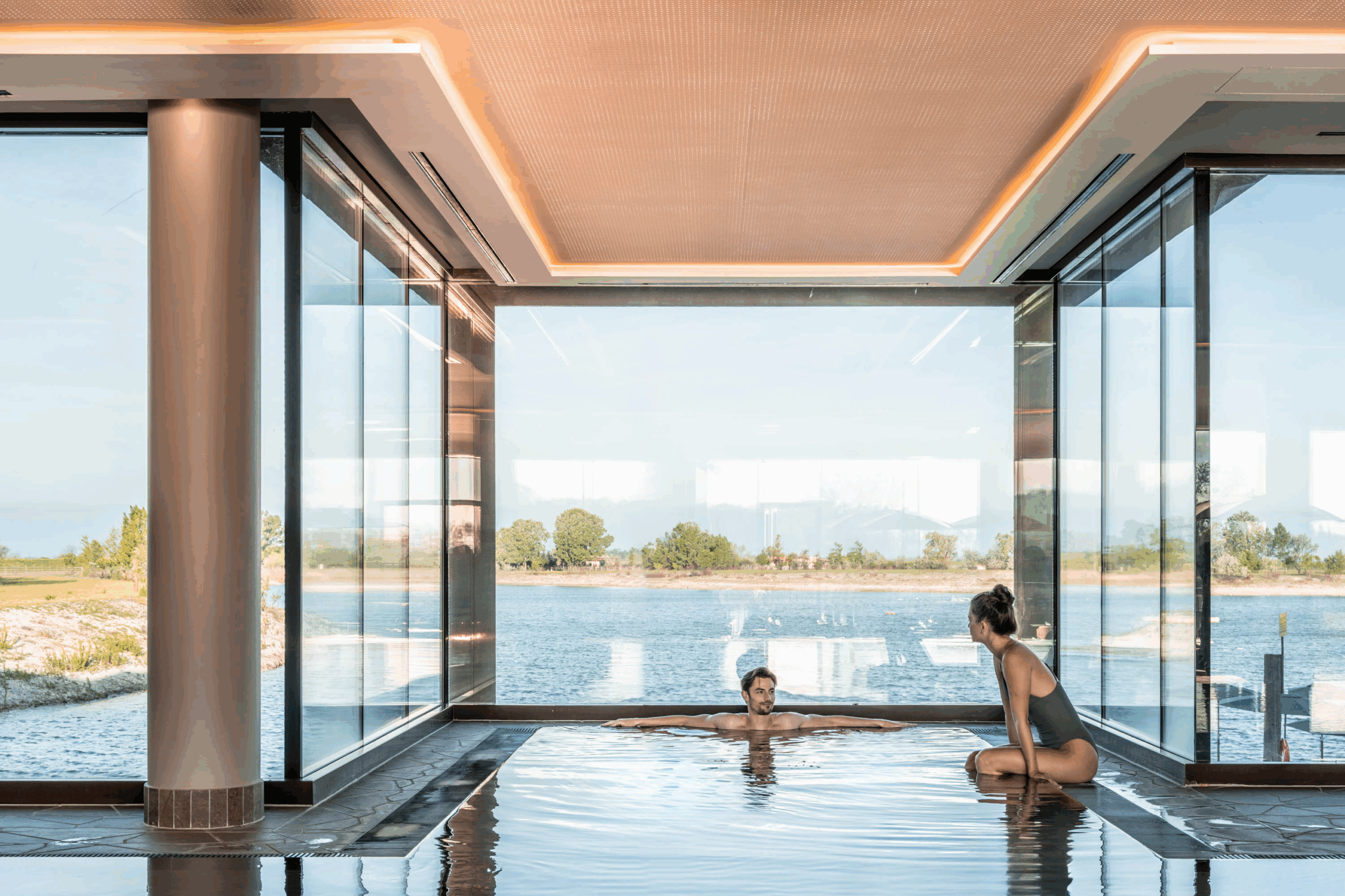 Zwei Personen sind im Pool vom See-Spa der St. Martins Therme & Lodge