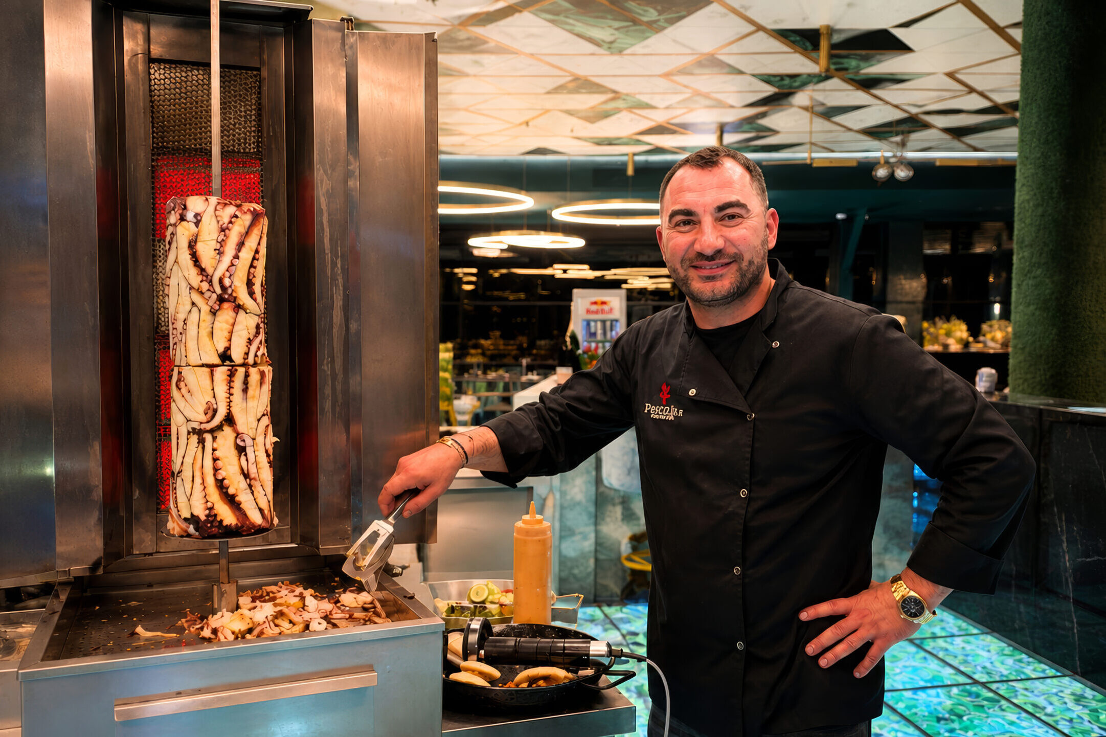 Gründer der Pescobar in Wien Paul Nicolau präsentiert seinen Oktopus-Döner am Dönerspieß, 1100