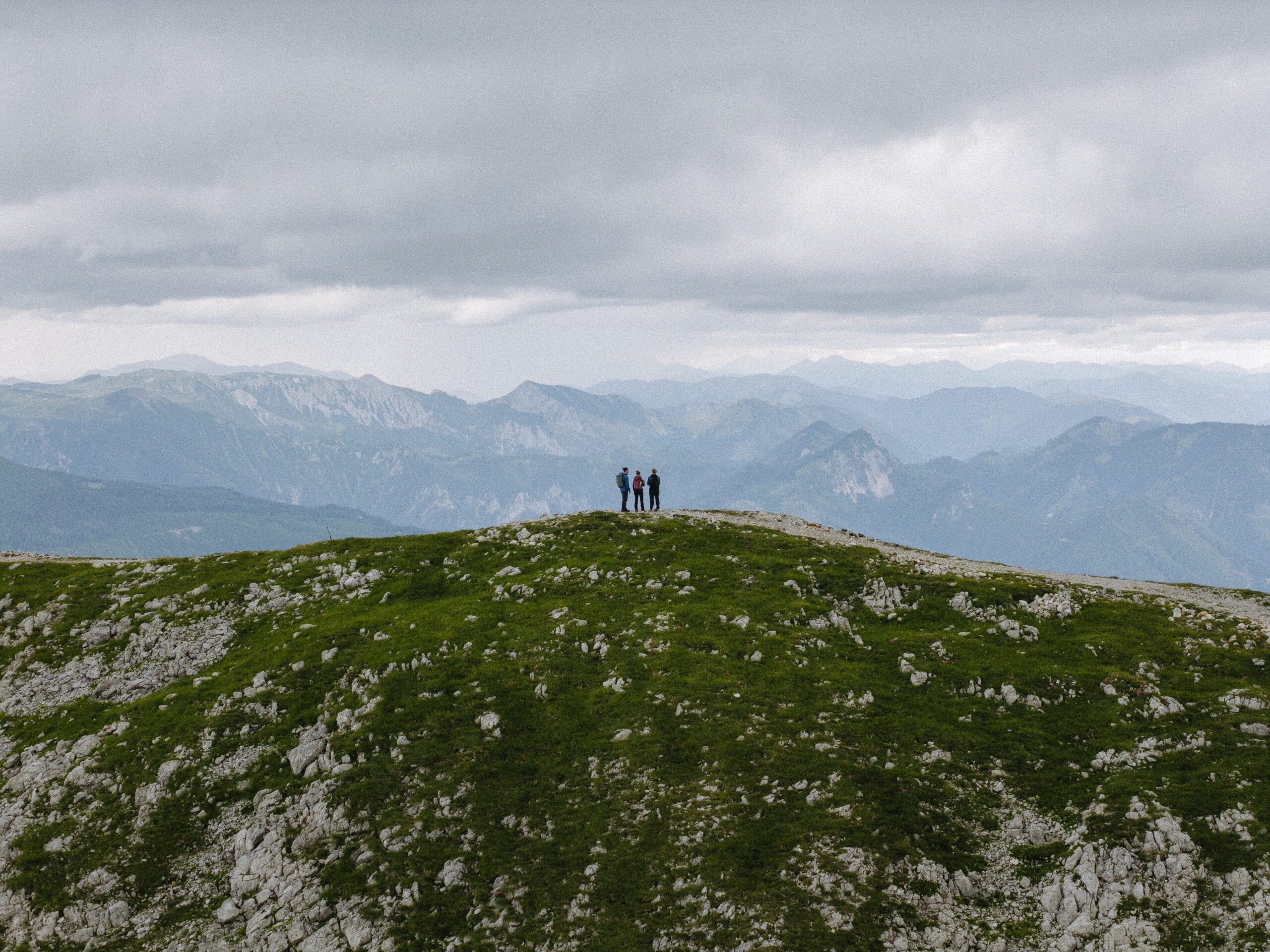 Personen stehen am Gipfel des Schneebergs in Niederösterreich