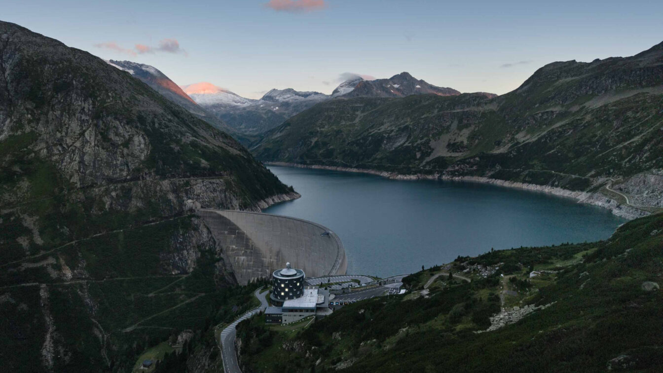 Kölnbrein-Staumauer- und Stausee mit Blick auf das Berghotel Malta, Kärnten, Österreich