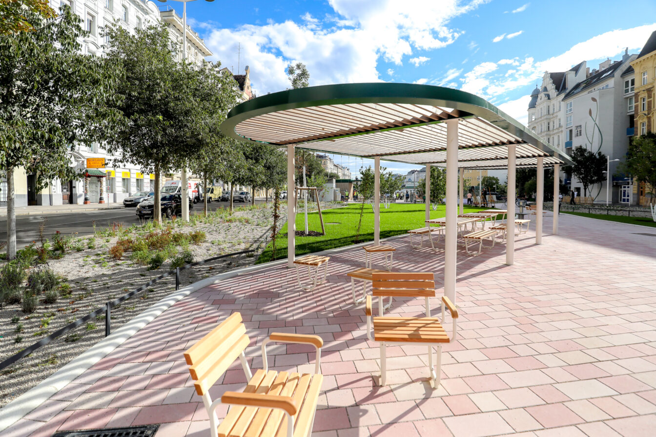 (c) Christian Fürthner | Stadt Wien Der neue Park bietet neben viel Begrünung auch zwei schattige Pergolen, gemütliche Sitzgelegenheiten, Picknicktische, Hängematten, eine Sacklinie, 3 Brunnen, vier Wasser-spiele und gemütliche Liegewiesen schaffen Raum für Erholung und gemeinsames Mit-einander.