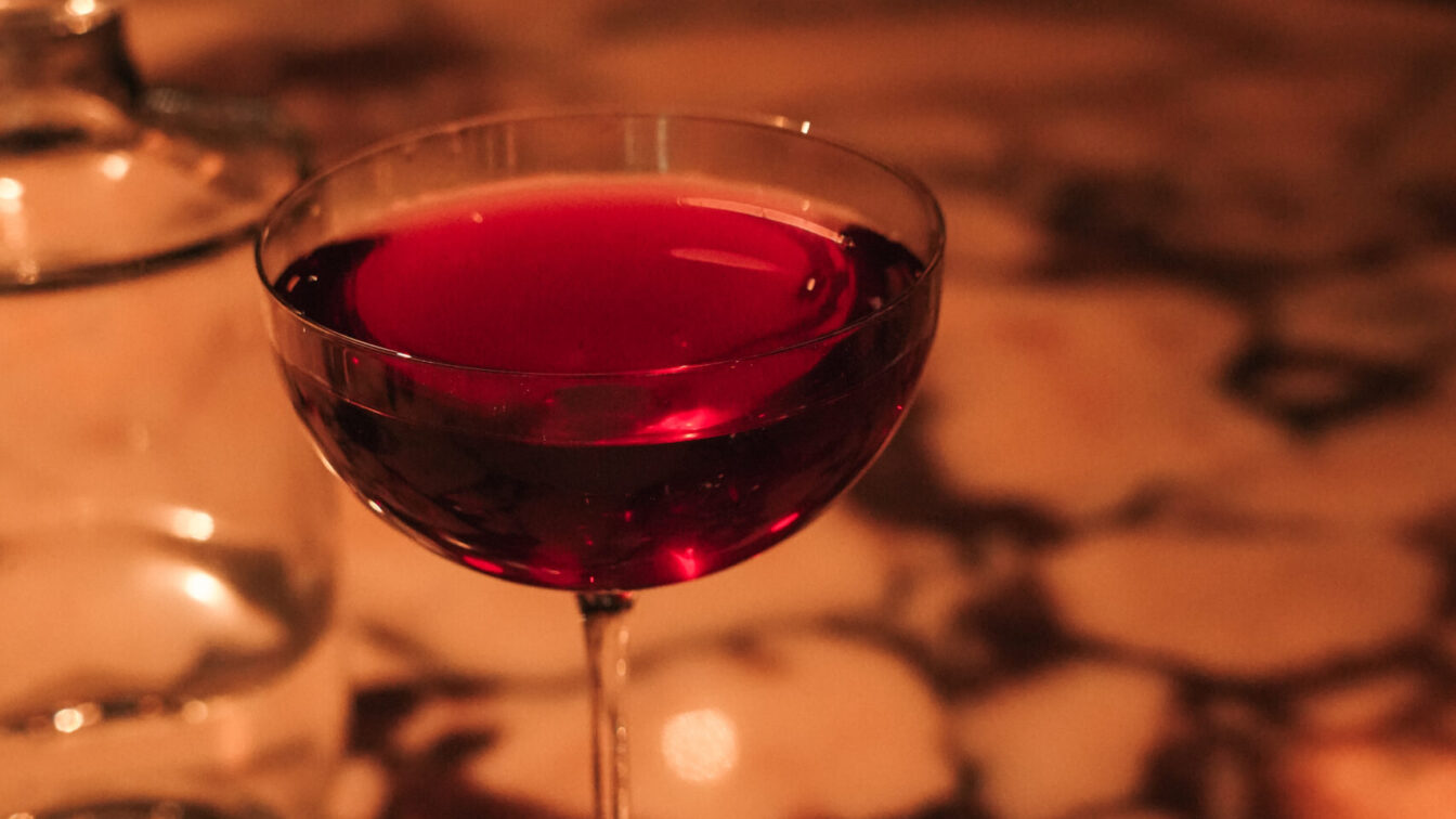 Schöner roter Cocktail in Bar – 1000things Community Awards 2026, Kategorie beliebteste Bar in München