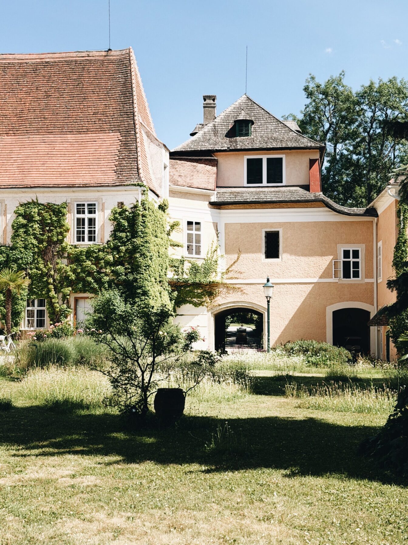 Blick in den Hof mit Garten von Schloss Schrattenthal