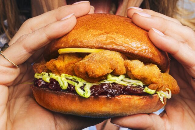 der Schnitzel-Burger vom Restaurant Brioche und Brösel in Wien