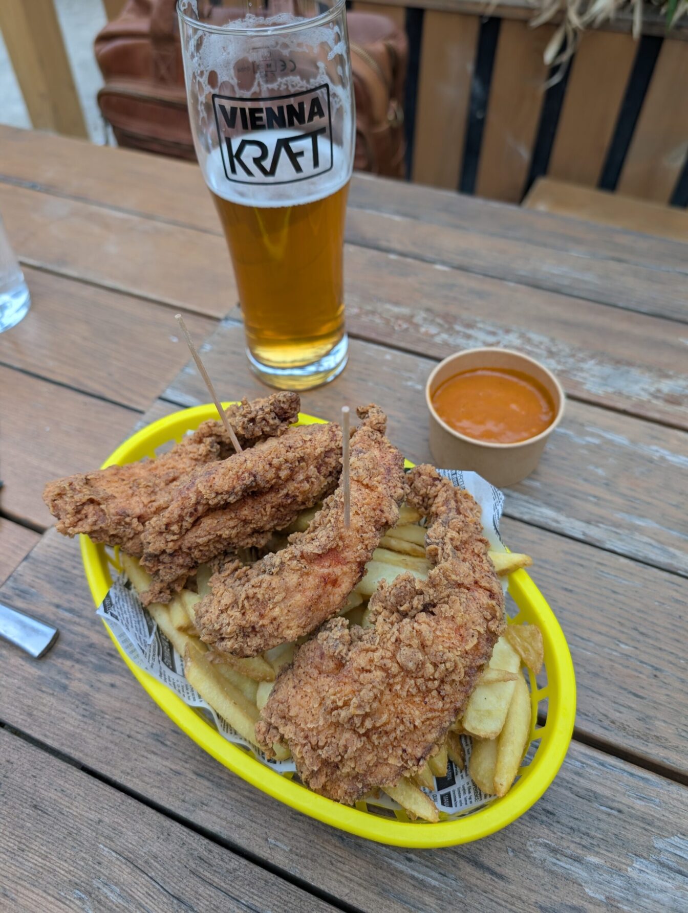 Fried Chicken mit Pommes vom Restaurant Fried Chicken im Gleis//Garten in Wien