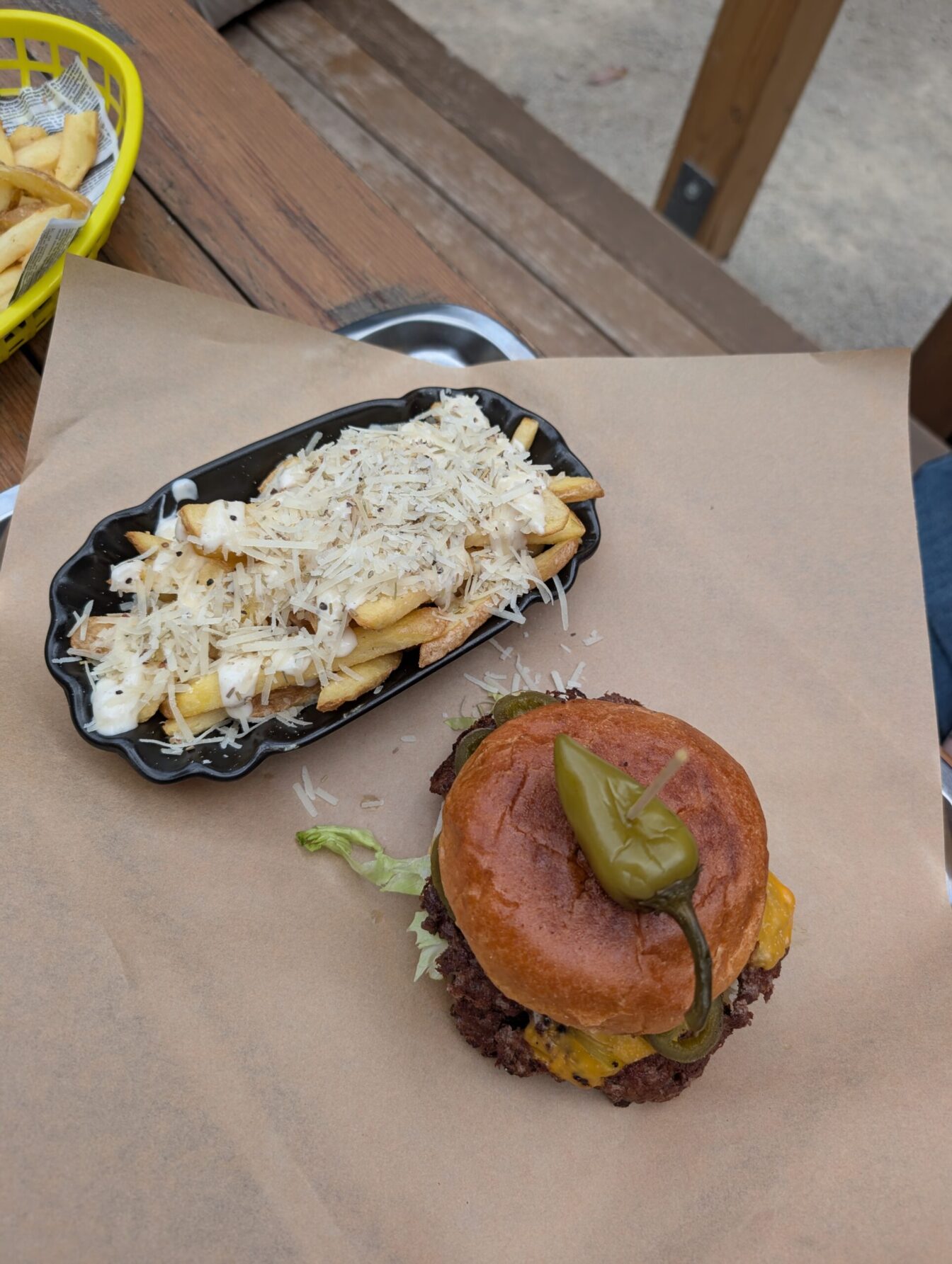 Burger und Parmesan Fried vom Restaurant Trixie Kiddo's im Gleis//Garten in Wien