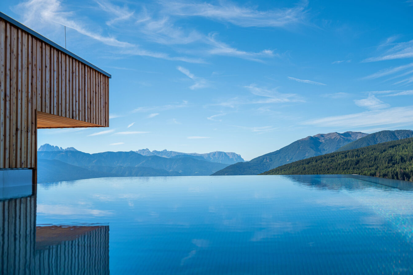 Infinity-Pool-mit-Fernsicht-auf-die-Dolomiten-c-Andreas-Marini-Tratterhof