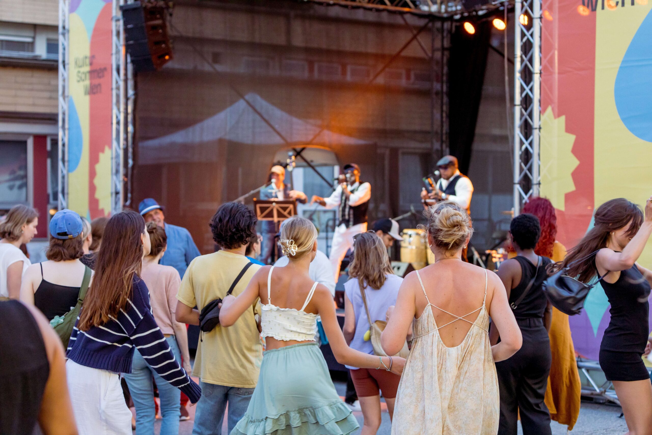 Menschen tanzen beim Kultursommer Wien