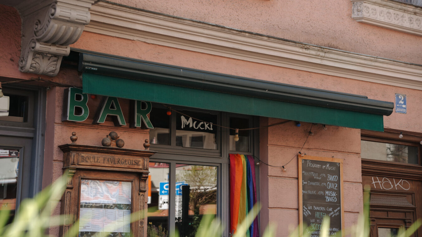 Bar mit Regenbogenfahne in München