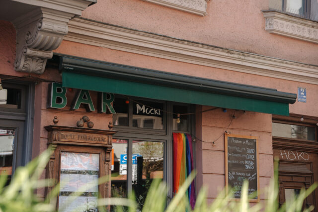 Bar mit Regenbogenfahne in München