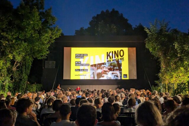 die Leinwand des Open-Air-Kinos Kino wie noch nie im Wiener Augarten