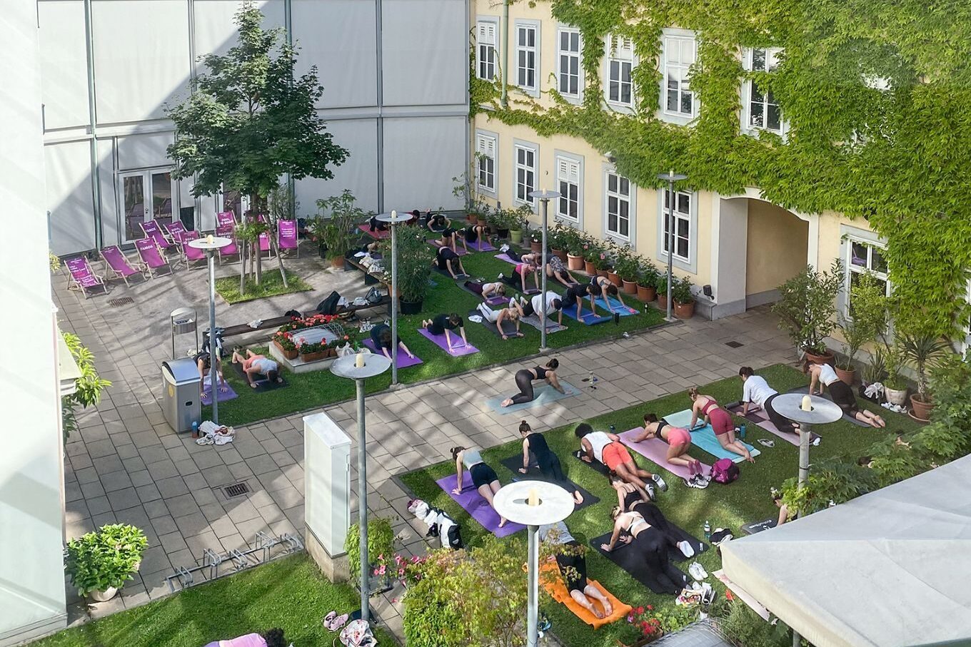 Bewegung in Wien: Innenhof des Möbelmuseums mit Teilnehmenden des Programms "Kultur in Bewegung"