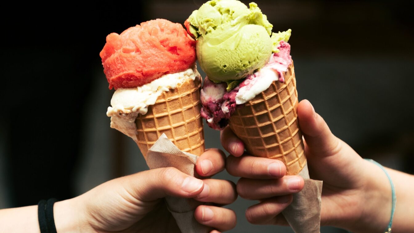 Zwei Stanizel Eis mit verschiedenen Kugeln