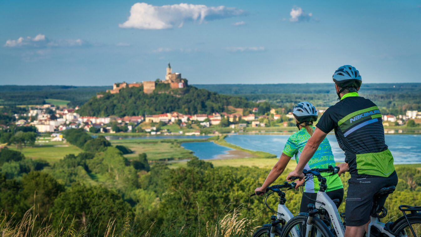 Radfahrer in Güssing mit Aublick auf das Burgenland