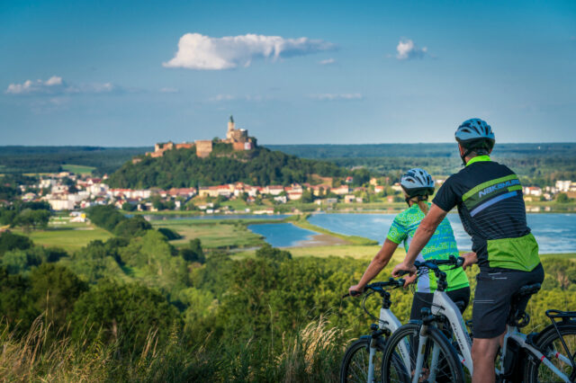 Radfahrer in Güssing mit Aublick auf das Burgenland