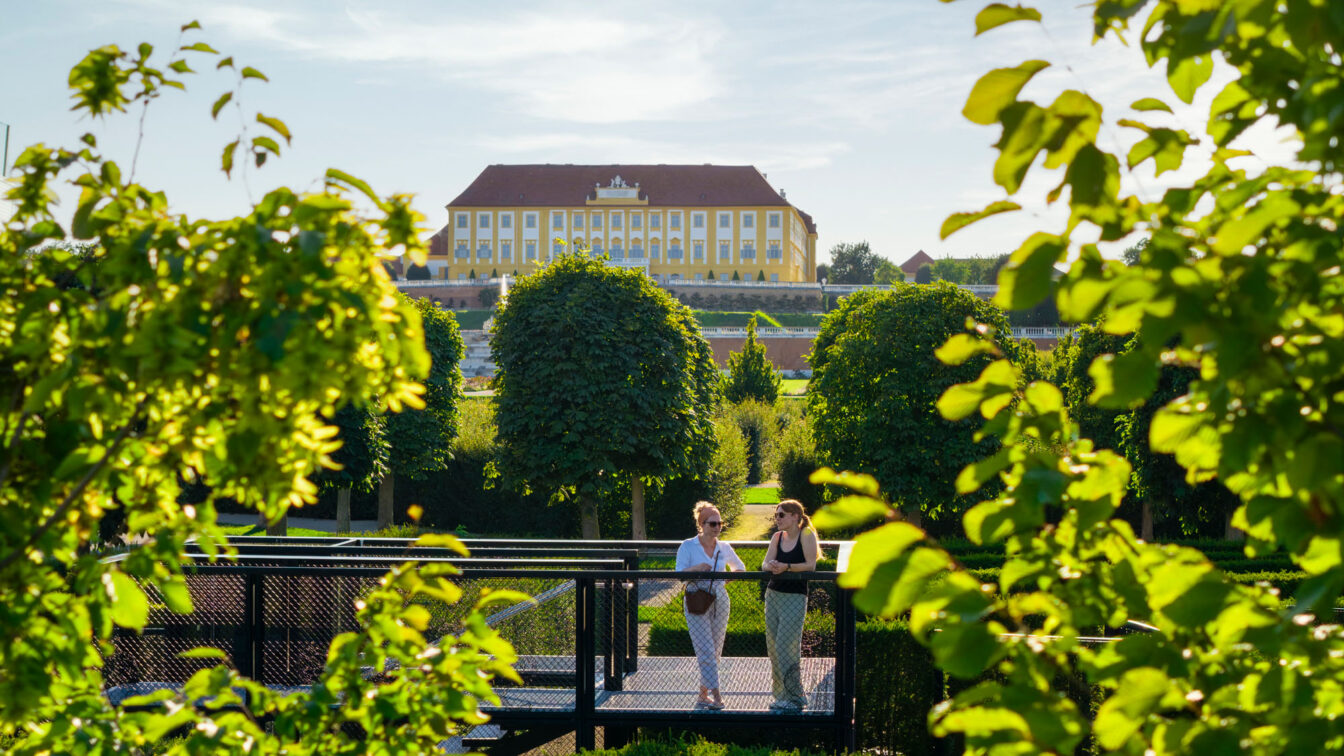 Zwei Frauen stehen auf Aussichtsplattform auf Schloss Hof