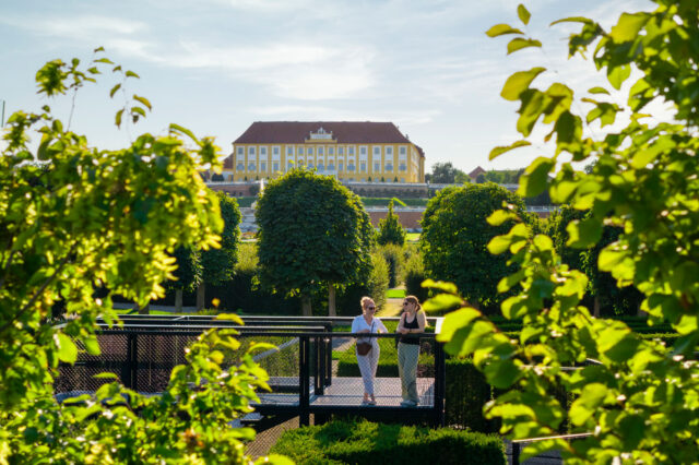 Zwei Frauen stehen auf Aussichtsplattform auf Schloss Hof