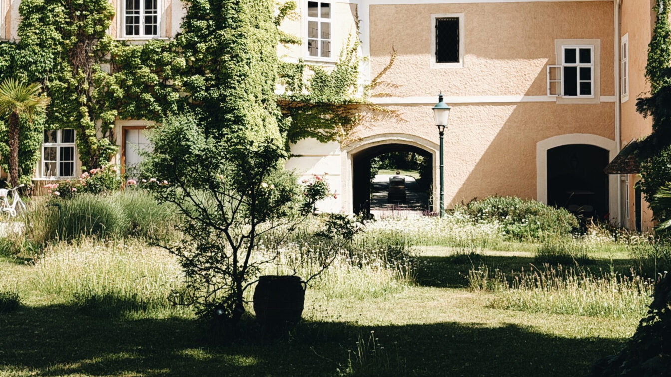 Blick in den Innenhof-Schlossgarten von Schloss Schrattenthal