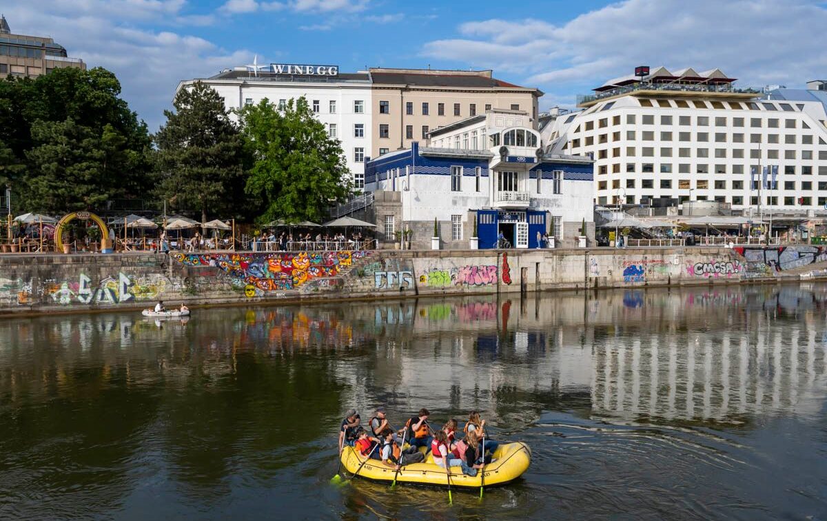 ein Schlauchboot fährt bei einer Vienna City Rafting Tour auf dem Wiener Donaukanal
