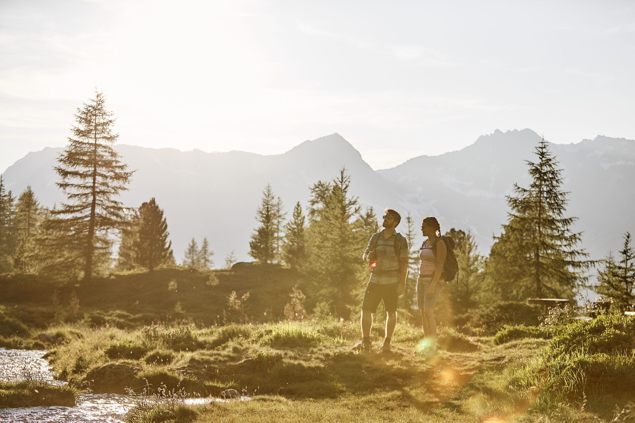 Zwei Personen wandern in Tirol