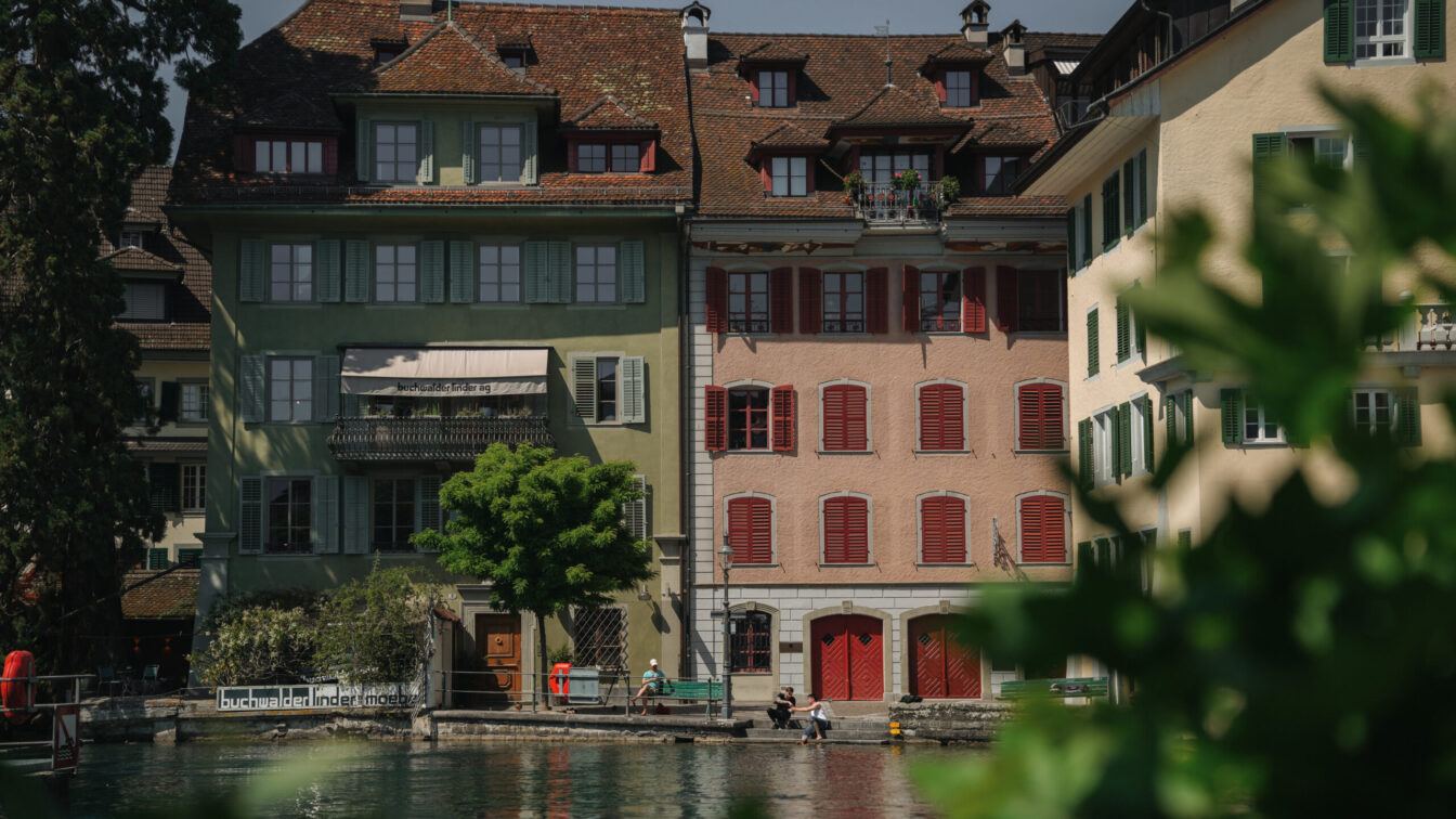 Die bunte Häuserfassade an der Ruess Flusspromenade in Luzern in der Schweiz.