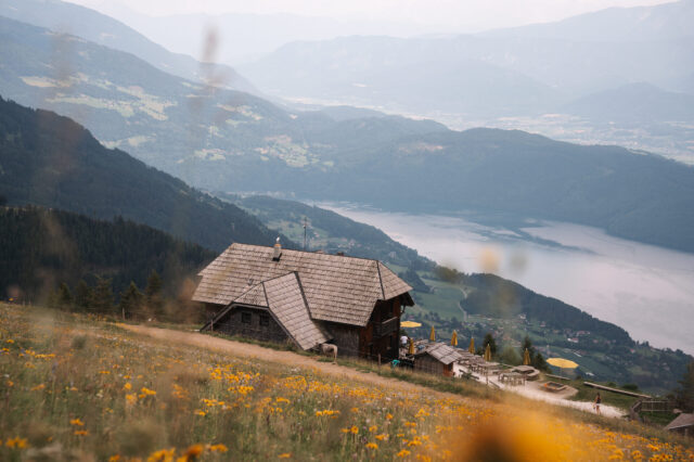 1000things Community Awards 2026: Alexanderhütte mit Blick auf den Millstätter See