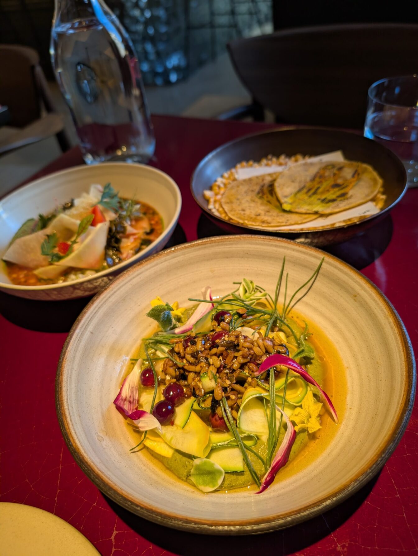 mehrere Gerichte stehen auf einem Tisch im Restaurant Lara in Wien
