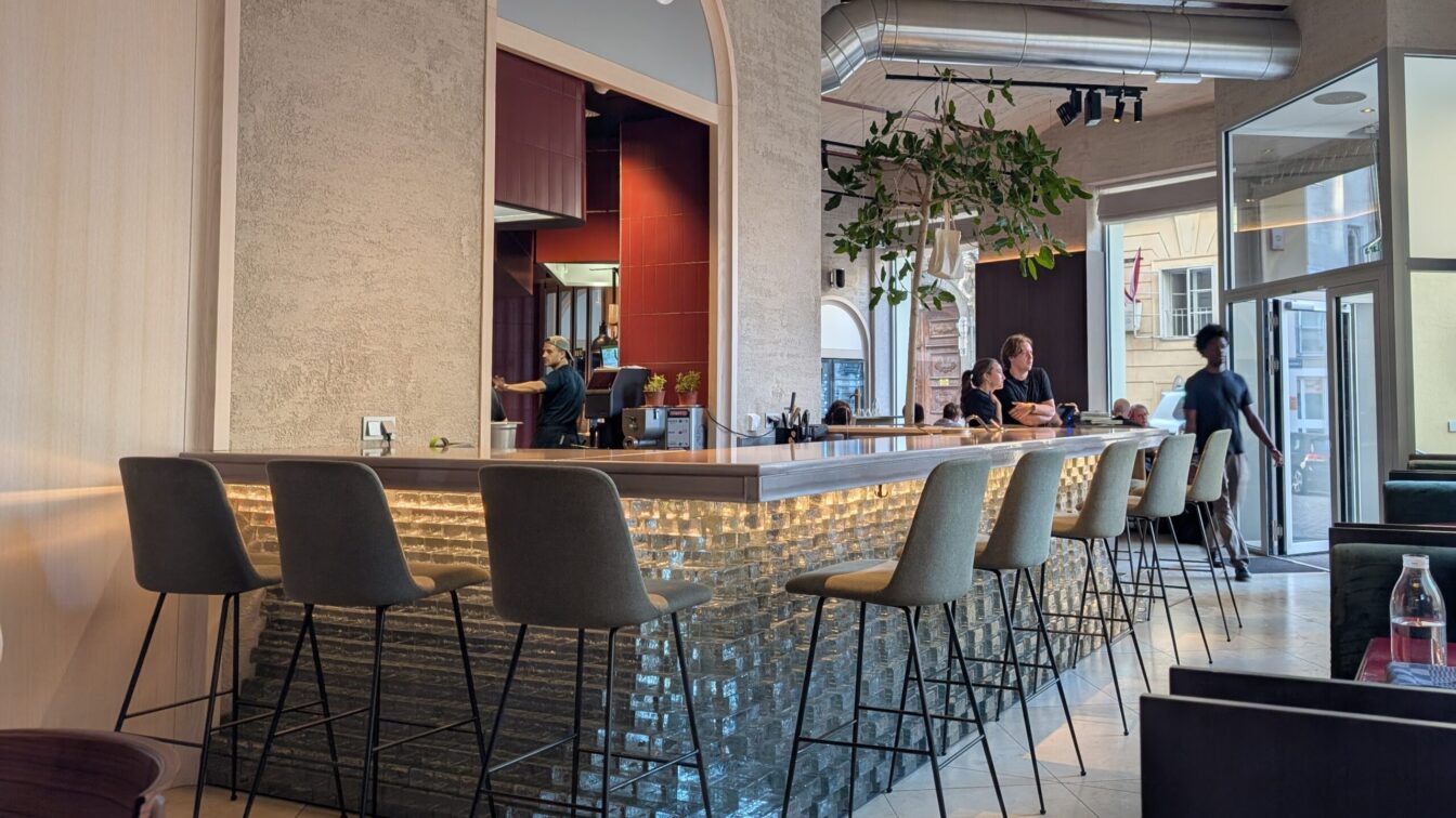 Blick auf die Bar, in die Küche und in den Lokalbereich des Restaurants Lara in Wien