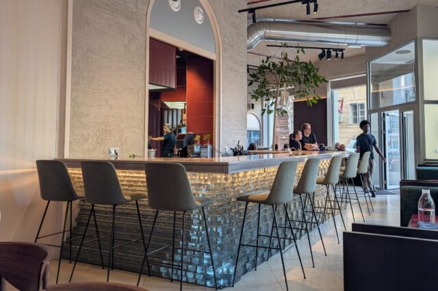 Blick auf die Bar, in die Küche und in den Lokalbereich des Restaurants Lara in Wien