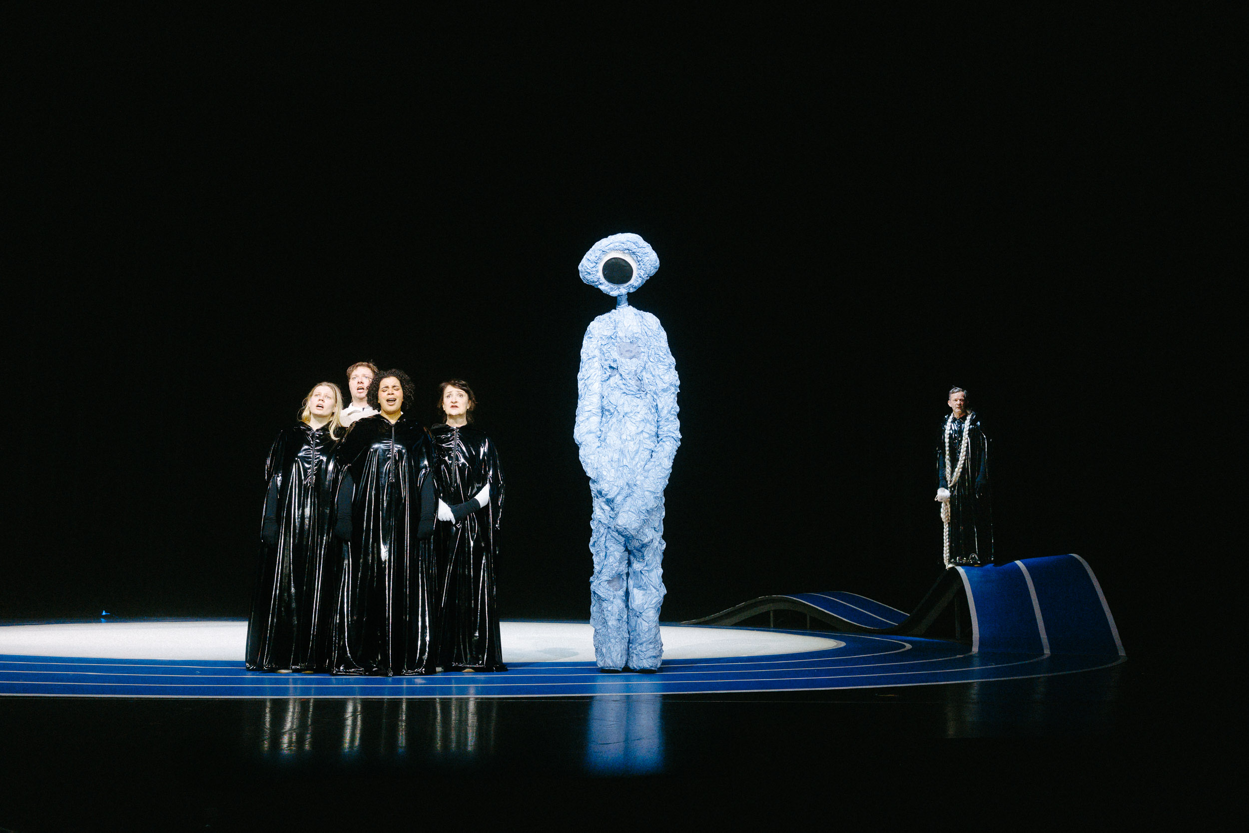 Aufführung im Volkstheater mit Personena auf der Bühne (c) Marcella Ruiz Cruz