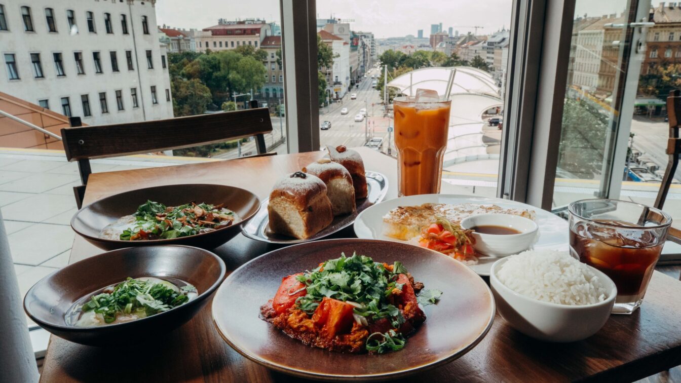 Frühstück und Ausblick vom OBEN am Urban Loritzplatz