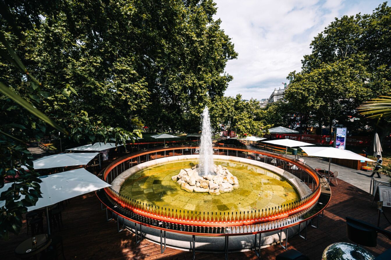 Blick auf den Brunnen bei der Kleinod Prunkstück Sonnendeck Pop-up Bar im Wiener Rathauspark