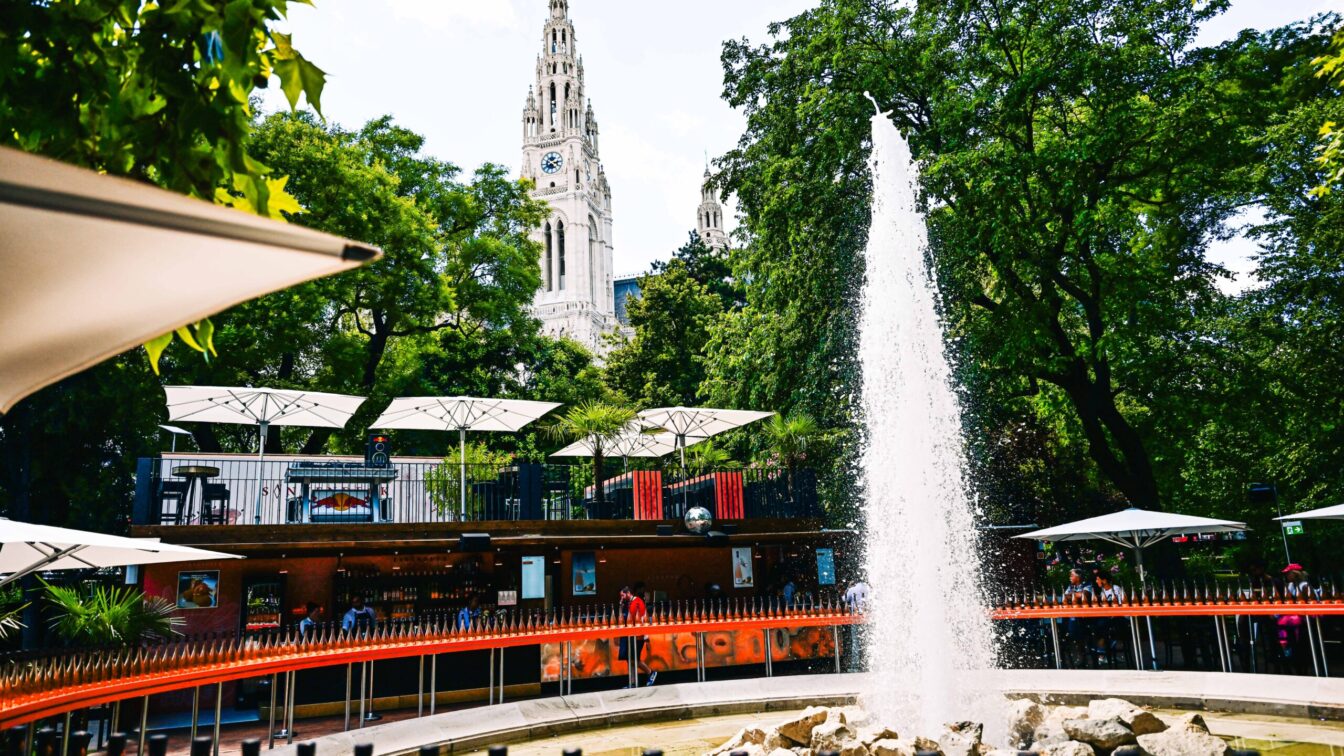 Blick auf den Brunnen und die Location der Kleinod Prunkstück Sonnendeck Pop-up Bar im Wiener Rathauspark