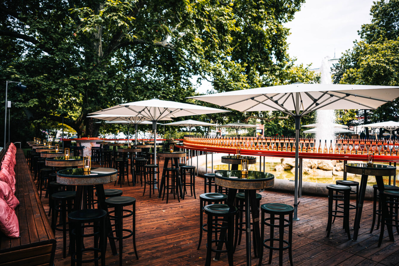 Sitzgelegenheiten und Sonnenschirme der Kleinod Prunkstück Sonnendeck Pop-up Bar im Wiener Rathauspark