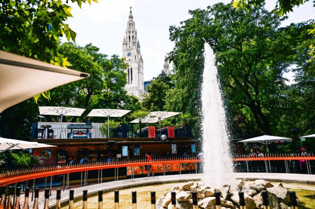 Blick auf den Brunnen und die Location der Kleinod Prunkstück Sonnendeck Pop-up Bar im Wiener Rathauspark