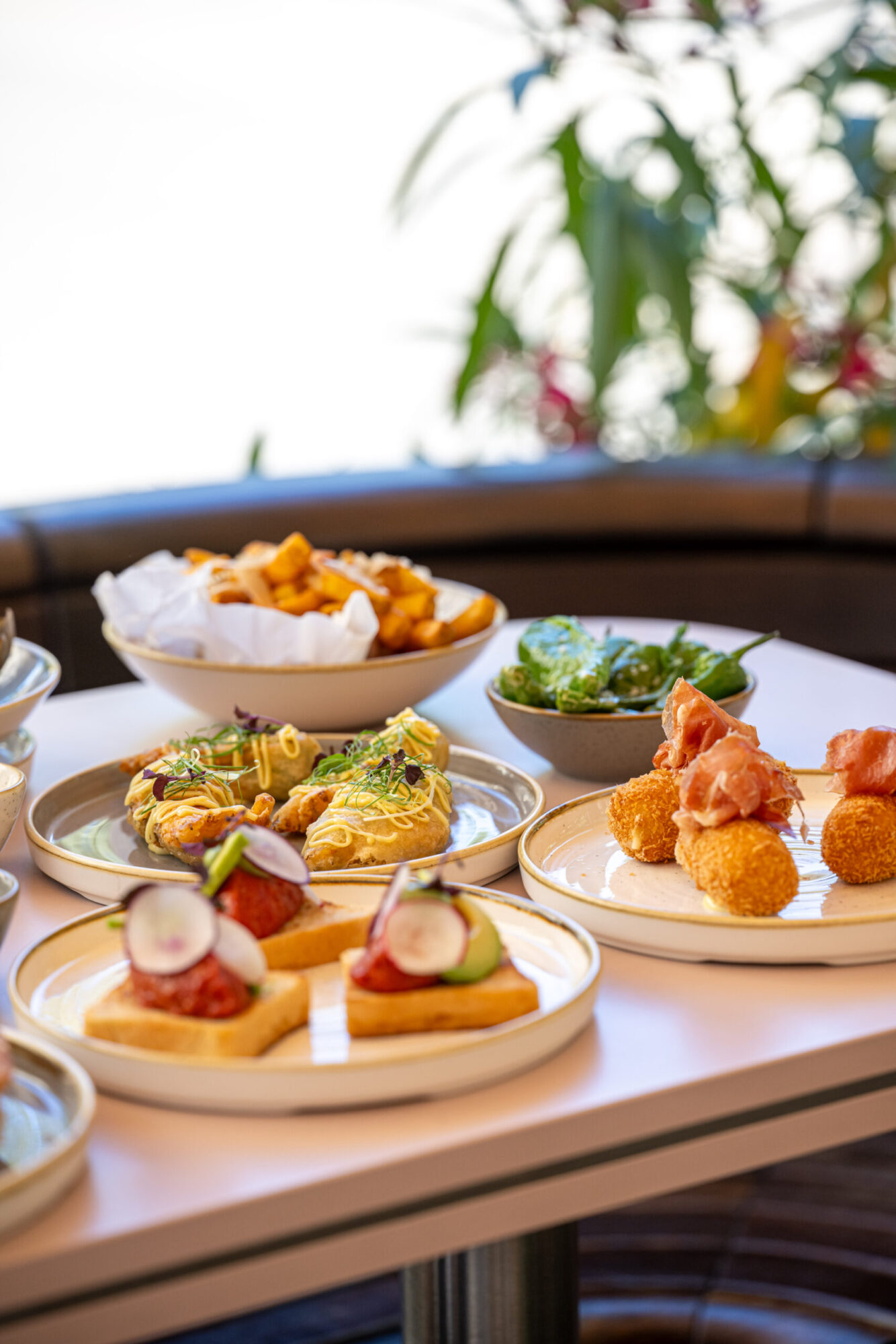 verschiedene kleine Speisen stehen auf einem Tisch in der Kleinod Prunkstück Sonnendeck Pop-up Bar im Wiener Rathauspark
