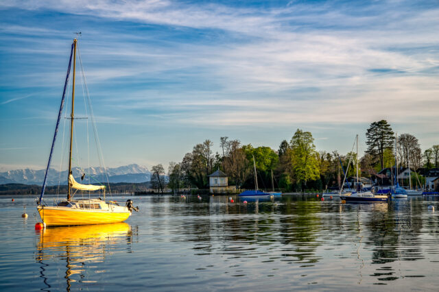 Starnberger See bei Tutzing ist einer der beliebtesten Seen für einen Ausflug von München.