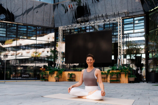 Frau macht Yoga im francis auf Sommerfrische: Event-Programm in Wien im 9. Bezirk, 1090